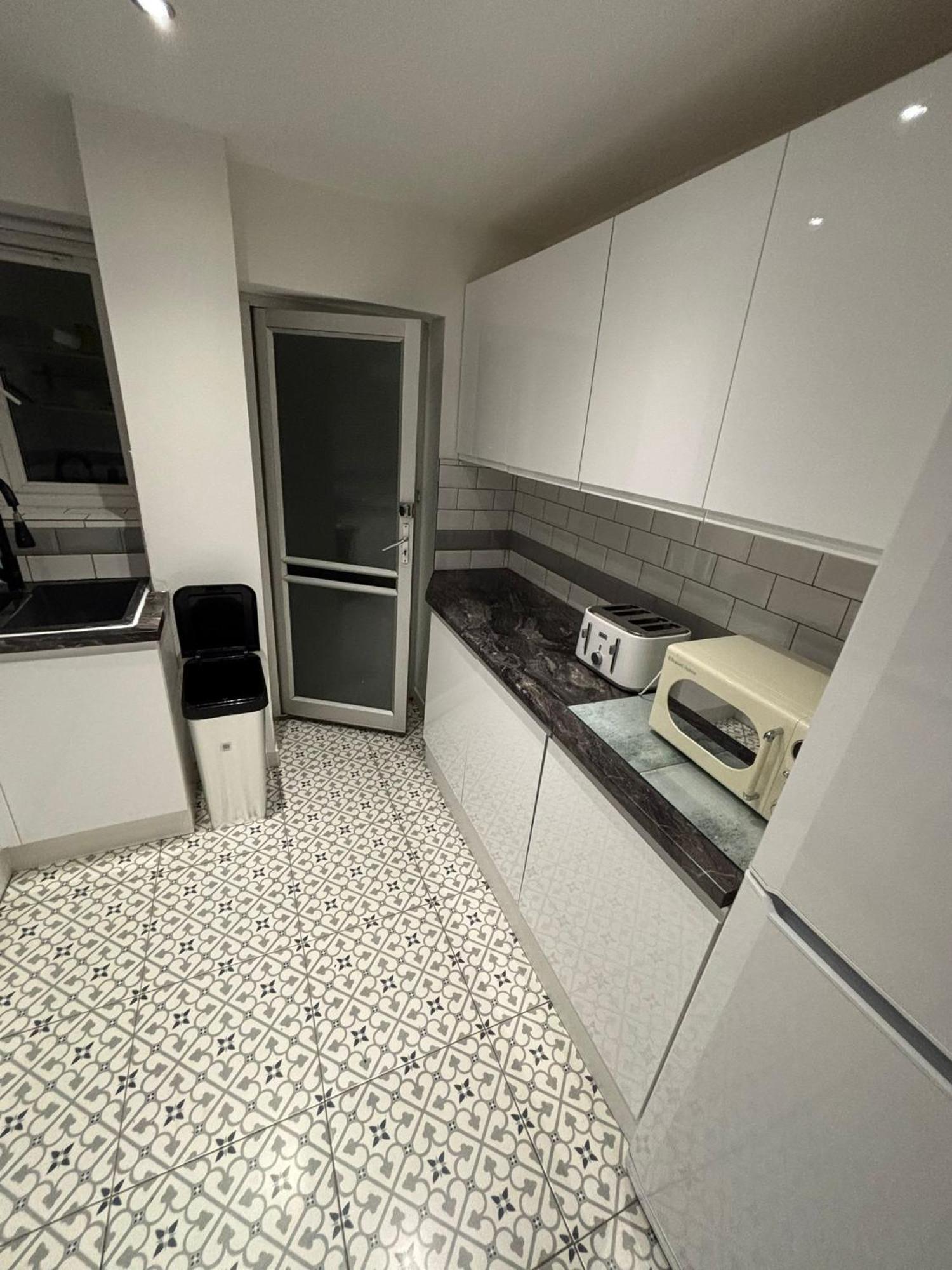 Spacious 3 Bed House Near Airport, Nec, Hs2 *